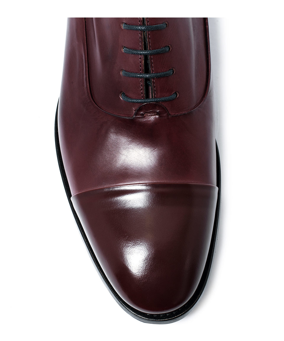 burgundy cap toe shoes