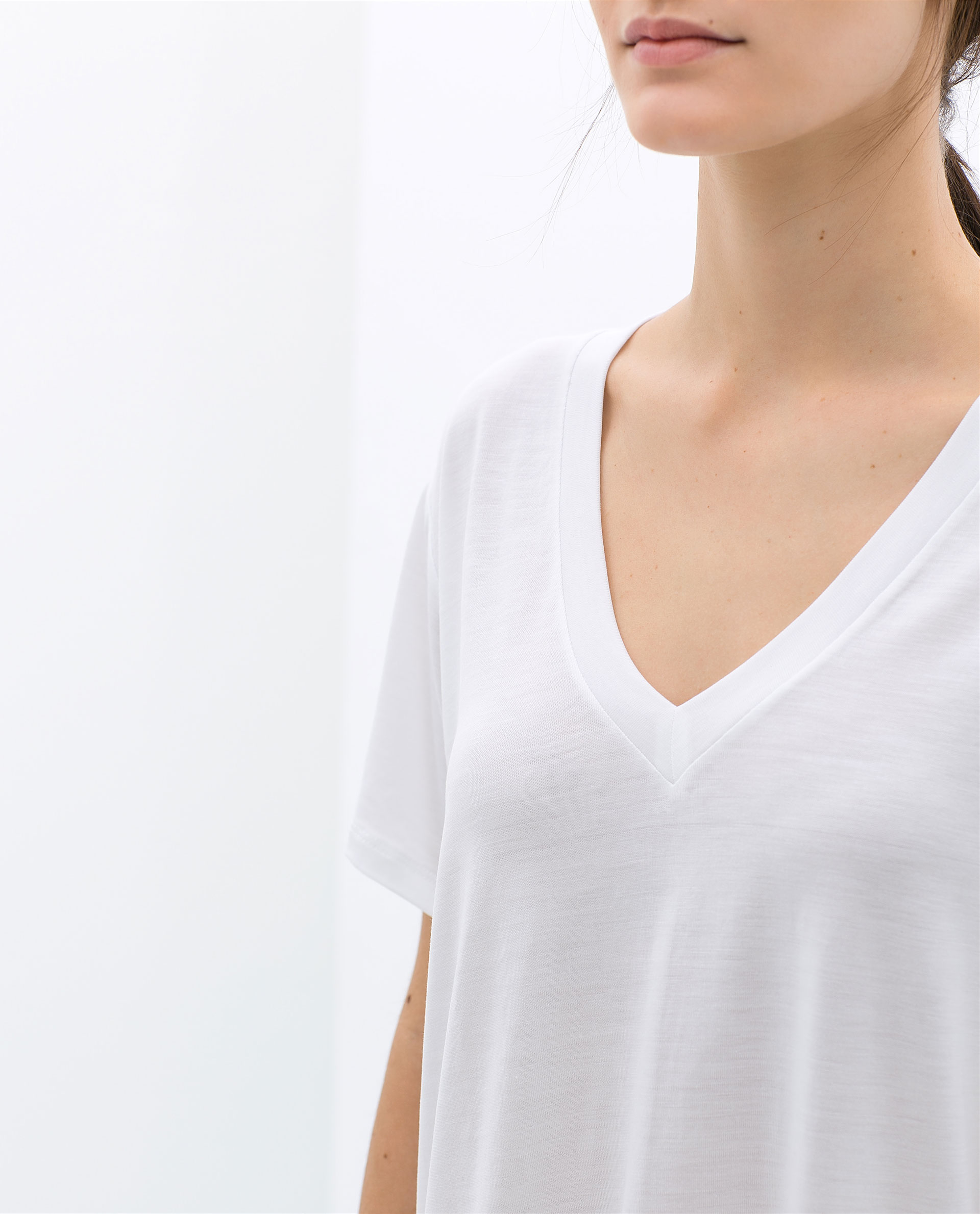white tee zara