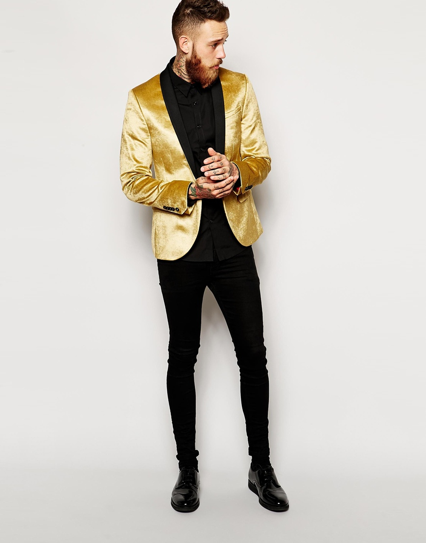 Gold look. Золотой пиджак. Золотой пиджак мужской. Золотистый пиджак мужской. Золотые бархатные пиджаки мужские.