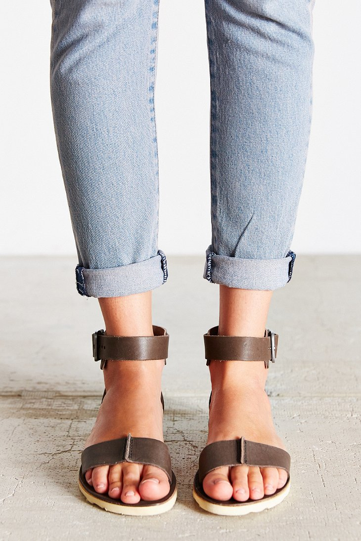 reef voyage sandals