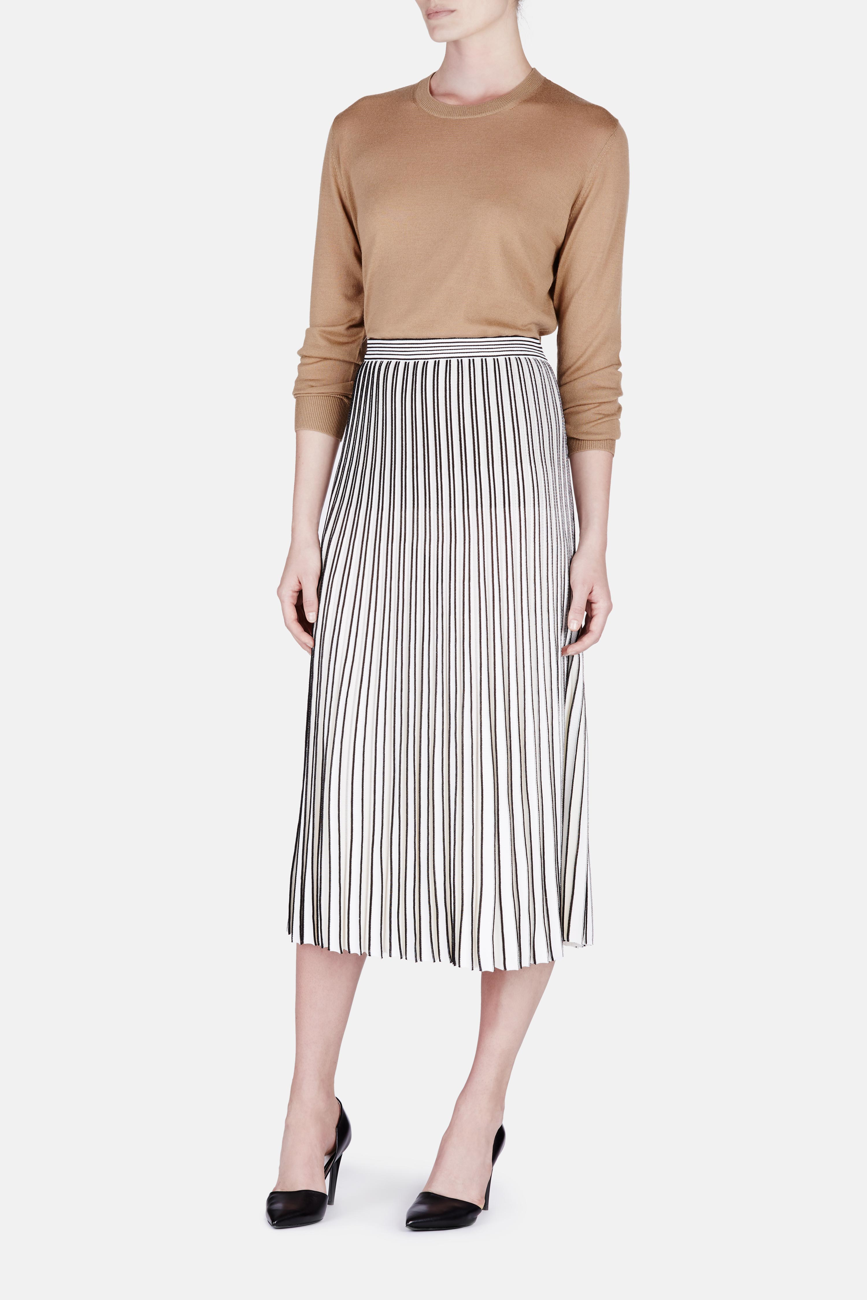 Popular Pages Tall Women Skirts - Our long skirts for tall women are flattering fashion staples that no wardrobe should be without. Browse our latest collection for skirts in a variety of stylish and comfortable fits, ranging from elegant maxis to demure pencil skirts.