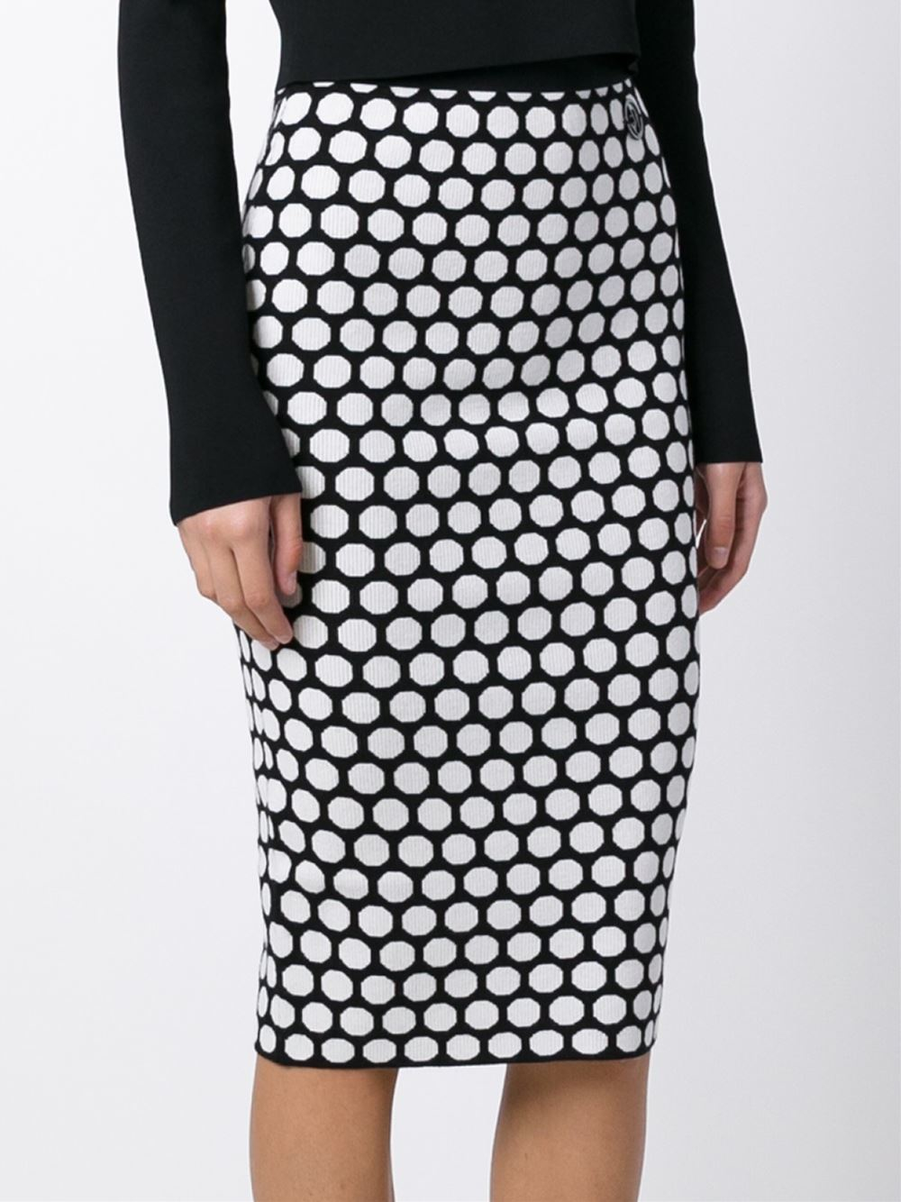Product Description About the polka dot pencil skirt. The skirt is a super cheap skirt from Zara, it was only €9,99! It’s a rather thick fabric which is actually fine because the skirt remains in good shape. Often with cheap skirts they don’t look good anymore when you have worn them a few times. A simple black sweater on it .