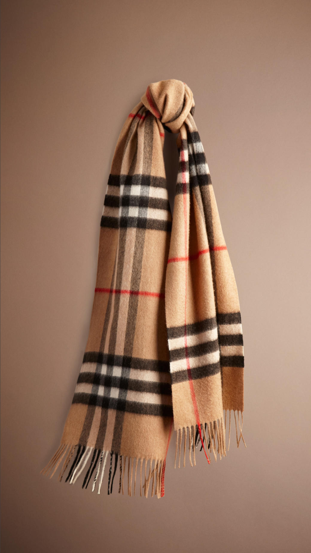 Burberry The Classic Cashmere Scarf In Heritage Check Camel in Beige
