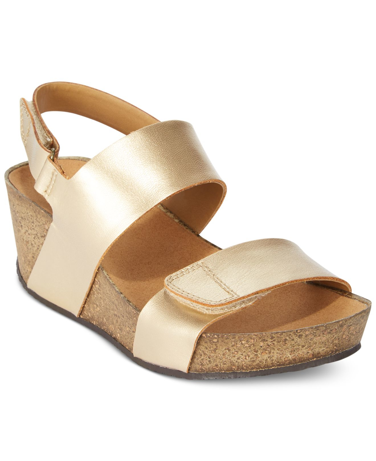 Clarks Collection Women's Auriel Fin Sandals in Gold | Lyst