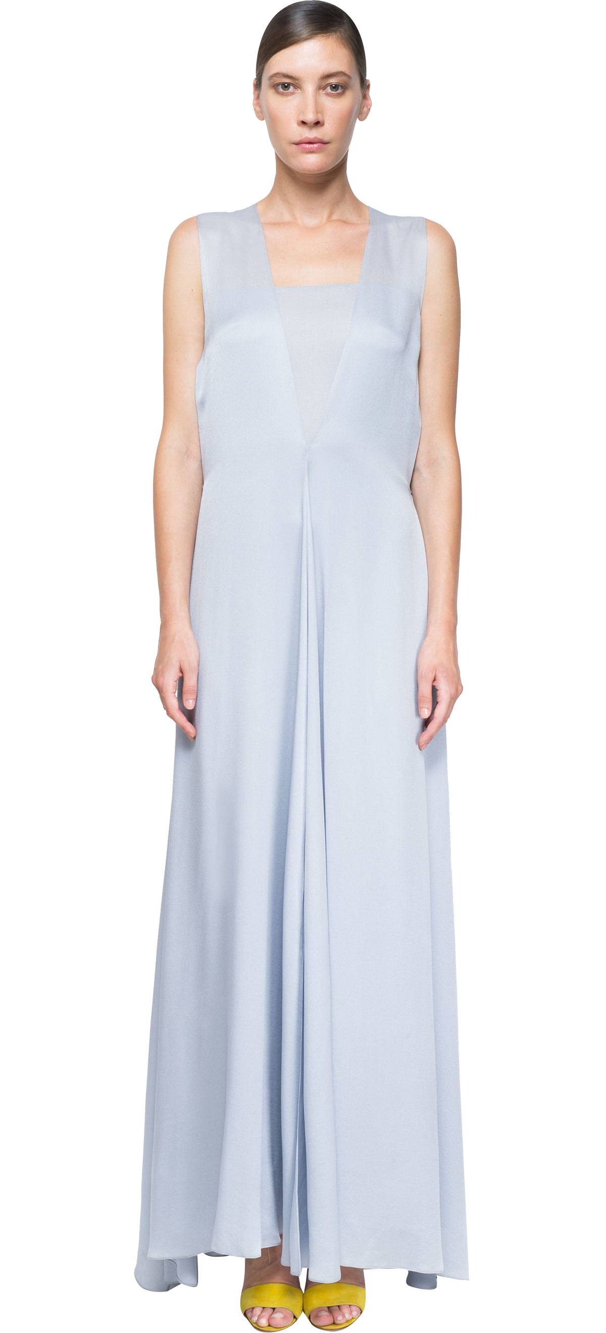 Blue silk nightgown Another style of silk sleepwear favored by many women is the nightgown. Like pajamas, nightgowns can have long or short sleeves. Like pajamas, nightgowns can have long or short sleeves. Nightgowns, however, are designed more like a dress so that the bottom portion is a skirt rather than pants.