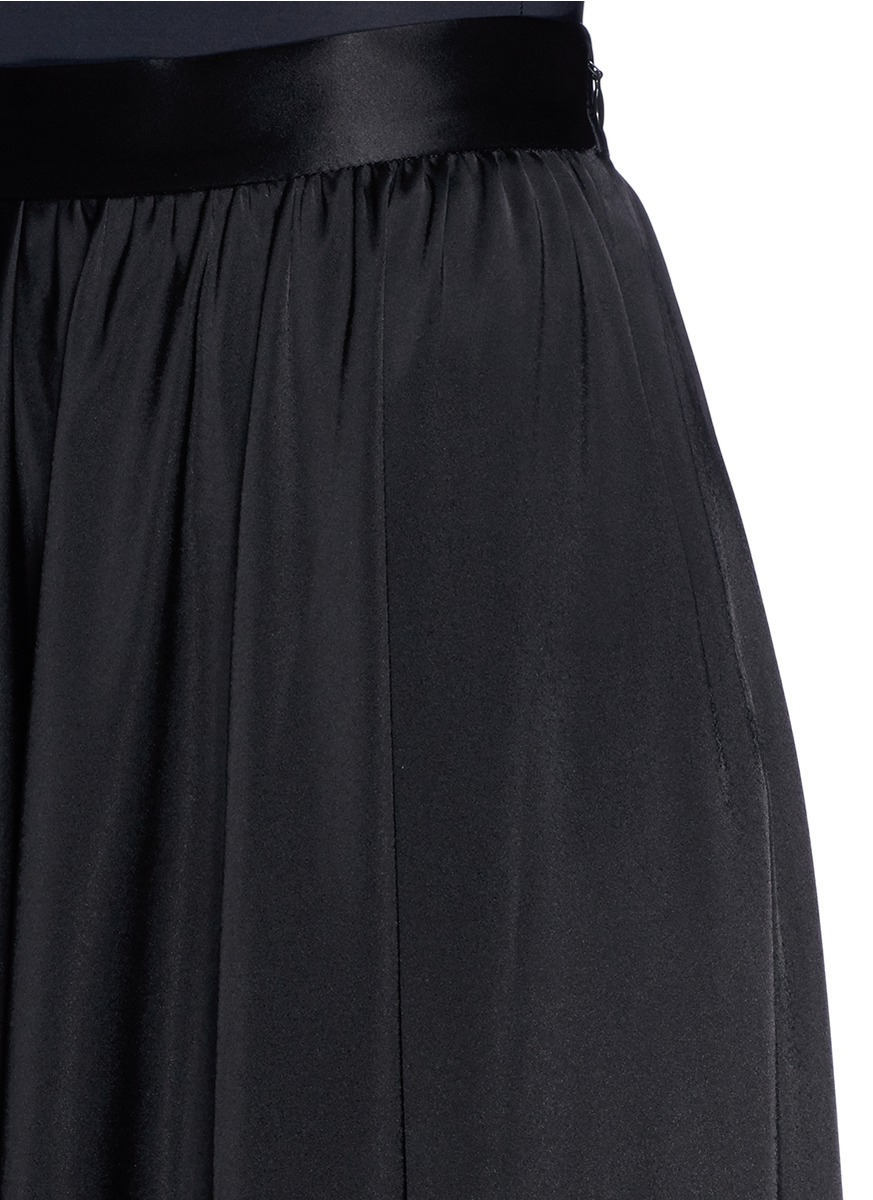 St. John Liquid Satin Midi Circle Skirt in Black - Lyst