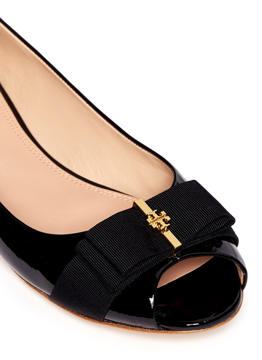 Tory Burch 'trudy' Patent Leather Open Toe Flats in Black - Lyst