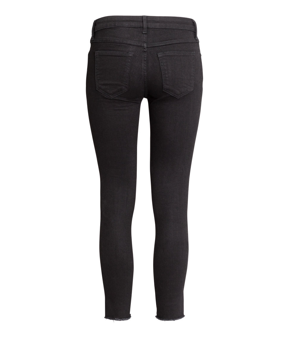 H and m black skinny jeans Our skinny jeans are a modern classic to suit any style. True denim heroes who come with a tight fit and a low, hip-hugging waist, a regular waist and a retro modern high waist.