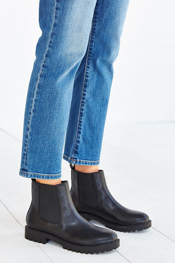 Urban Outfitters Simple Chelsea Boot in Black | Lyst