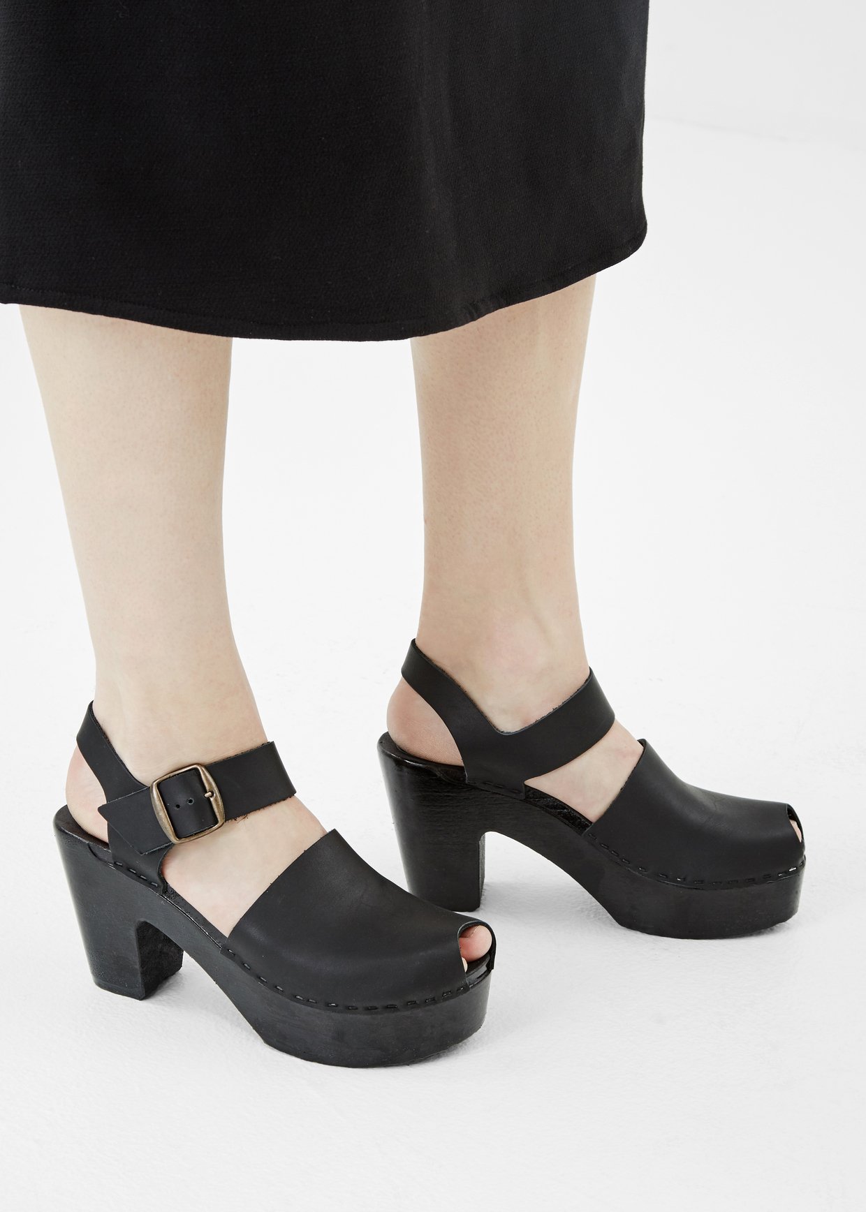 black clogs with strap