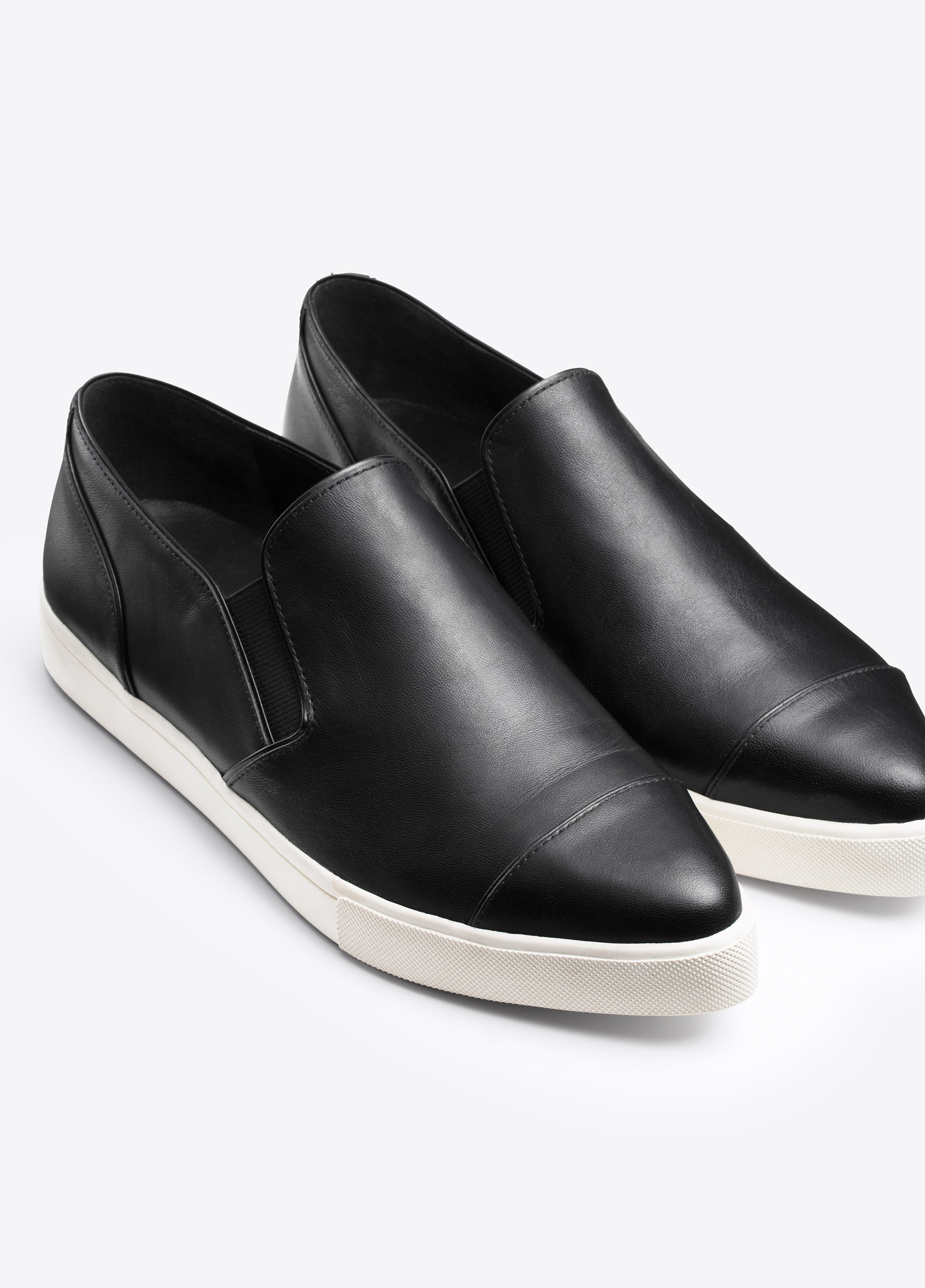 Vince Paeyre Leather Sneaker in Black 