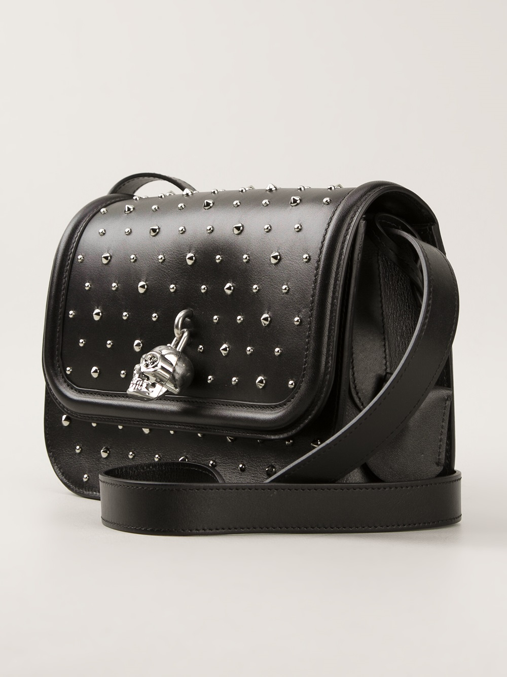 Alexander McQueen Studded Skull Shoulder Bag in Black | Lyst