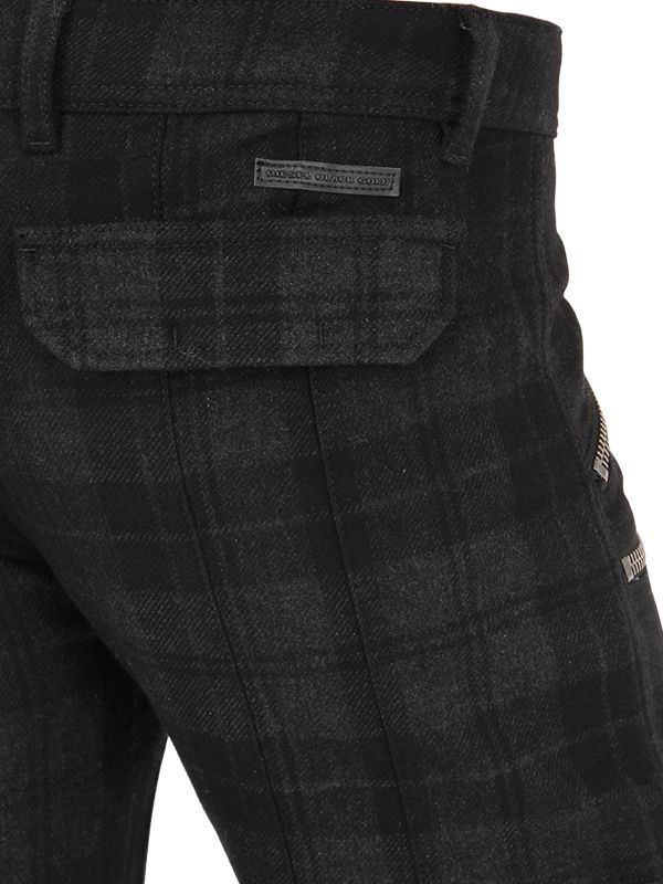 Post navigation The best men's pants for these occasions range from wool blends to non-iron fabrics engineered for the man on-the-go. Wool blend dress pants are a men's fashion pants must. While they may not work for a summer outdoor wedding, they do work for nearly every other occasion, including year round at the office.