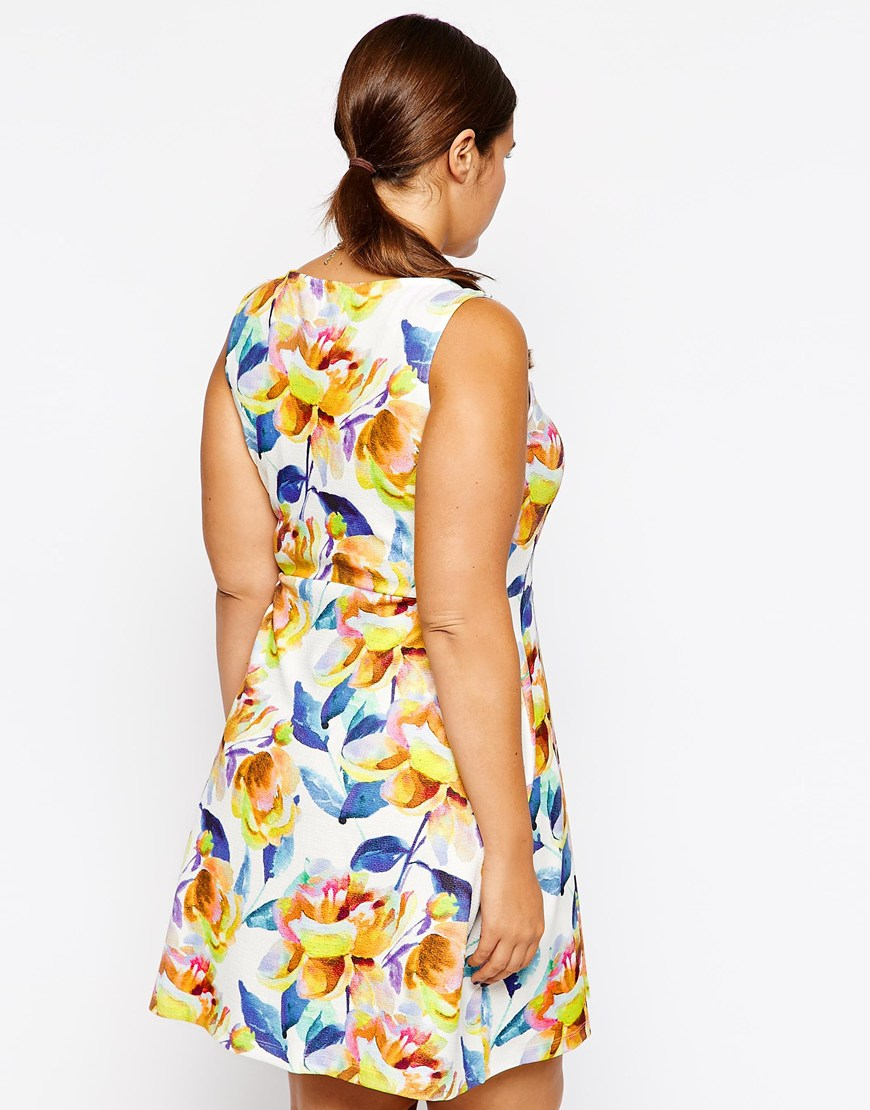 Refine by: Skater dresses are a flattering choice of dress that can be worn to any occasion. Perfect to wear to both daytime and night time events, they are a great style to add to your wardrobe.