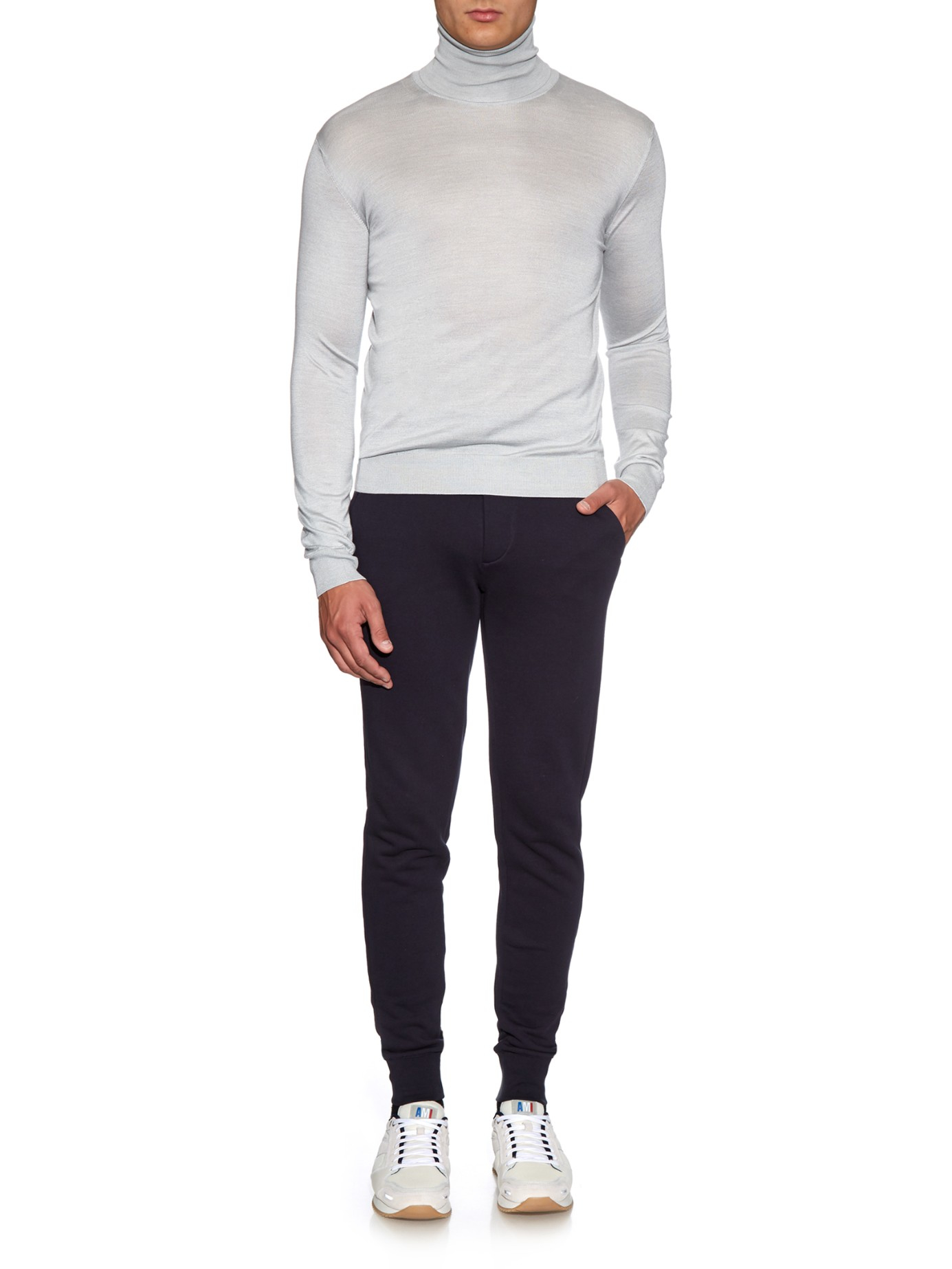Sweat suit pants Mens Sweat Suits. The men's sweatsuits of today allow men to relax in comfort, while still looking neatly dressed. Available in a variety of different colors as well as a number of different styles, this is one wardrobe item that will be essential for him to have in his closet.
