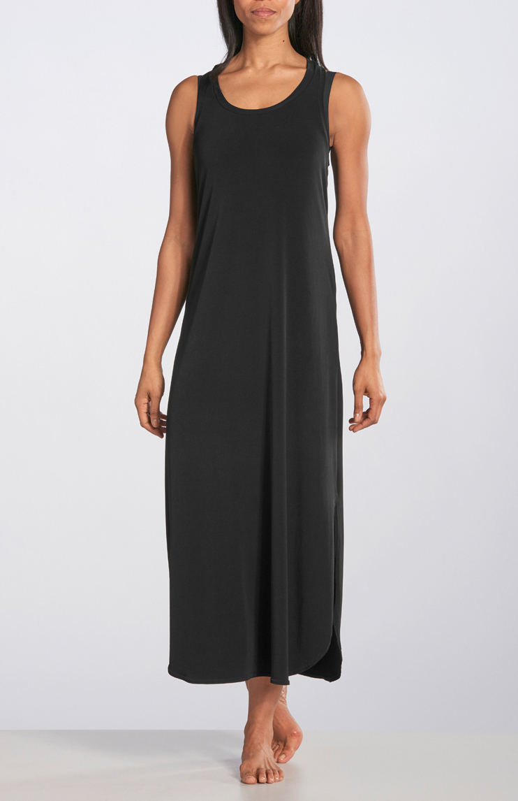 Black long tank dress It is correct to wear a black dress to many casual and formal occasions. A sleeveless short black dress or a simple long black dress can be worn day or night and is a great choice for any professional or party setting. Sequined black cocktail dresses are the perfect dresses for holiday parties or nights out at the hottest new club.