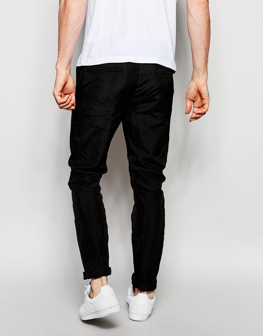 You can pair black chino pants with anything, from your favorite graphic tees to your best button up shirt. If black chino pants are too boring for you, try a pair of printed chino pants. We have plaid chinos in a variety of fits, from skinny to straight, in several eye-catching colors.