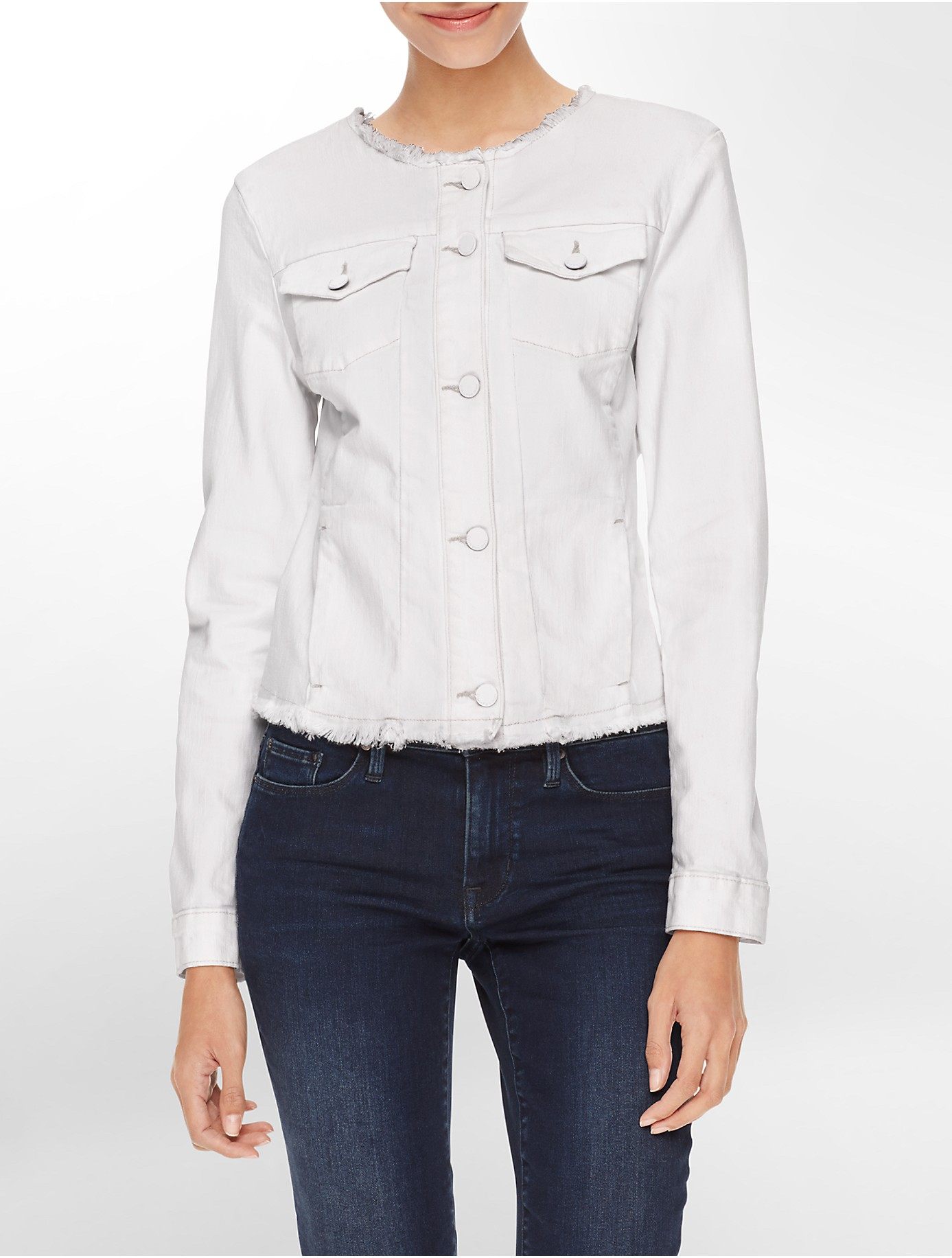 White jean jacket This Vintage White Jacket has both a zipper and snaps up the front. It has long sleeves with snaps at the wrist. It has 4 pockets, the top ones close with snaps and the bottoms ones close with zippers.