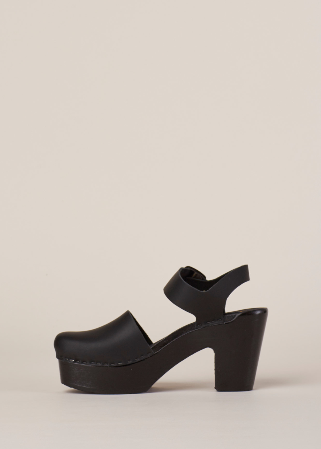 no 6 black clogs