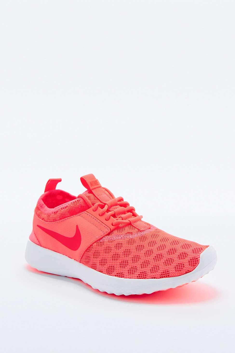Nike Juvenate Trainers In Coral in Pink | Lyst UK