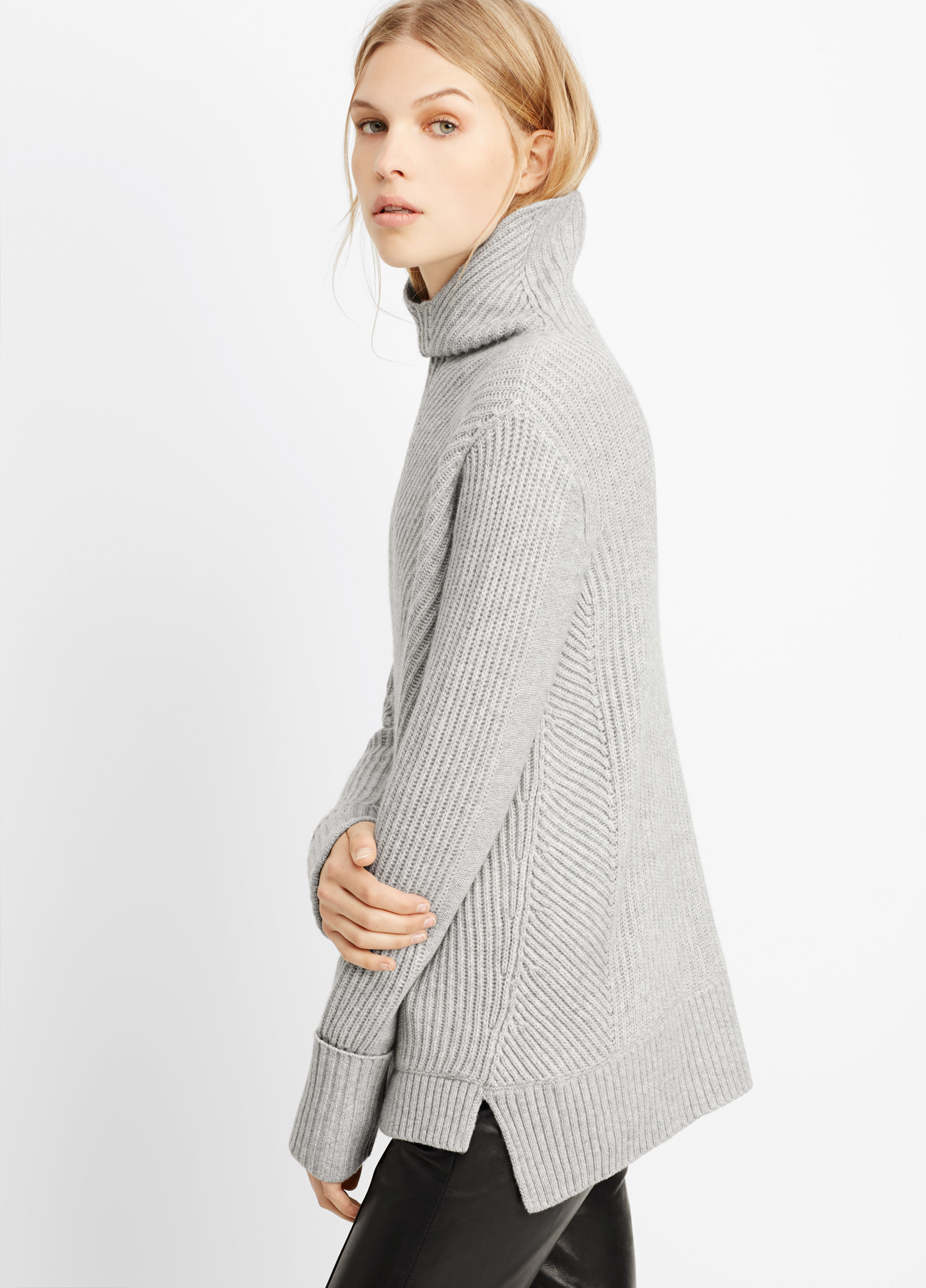 Vince Wool Cashmere Directional Rib Turtleneck Sweater in Gray | Lyst