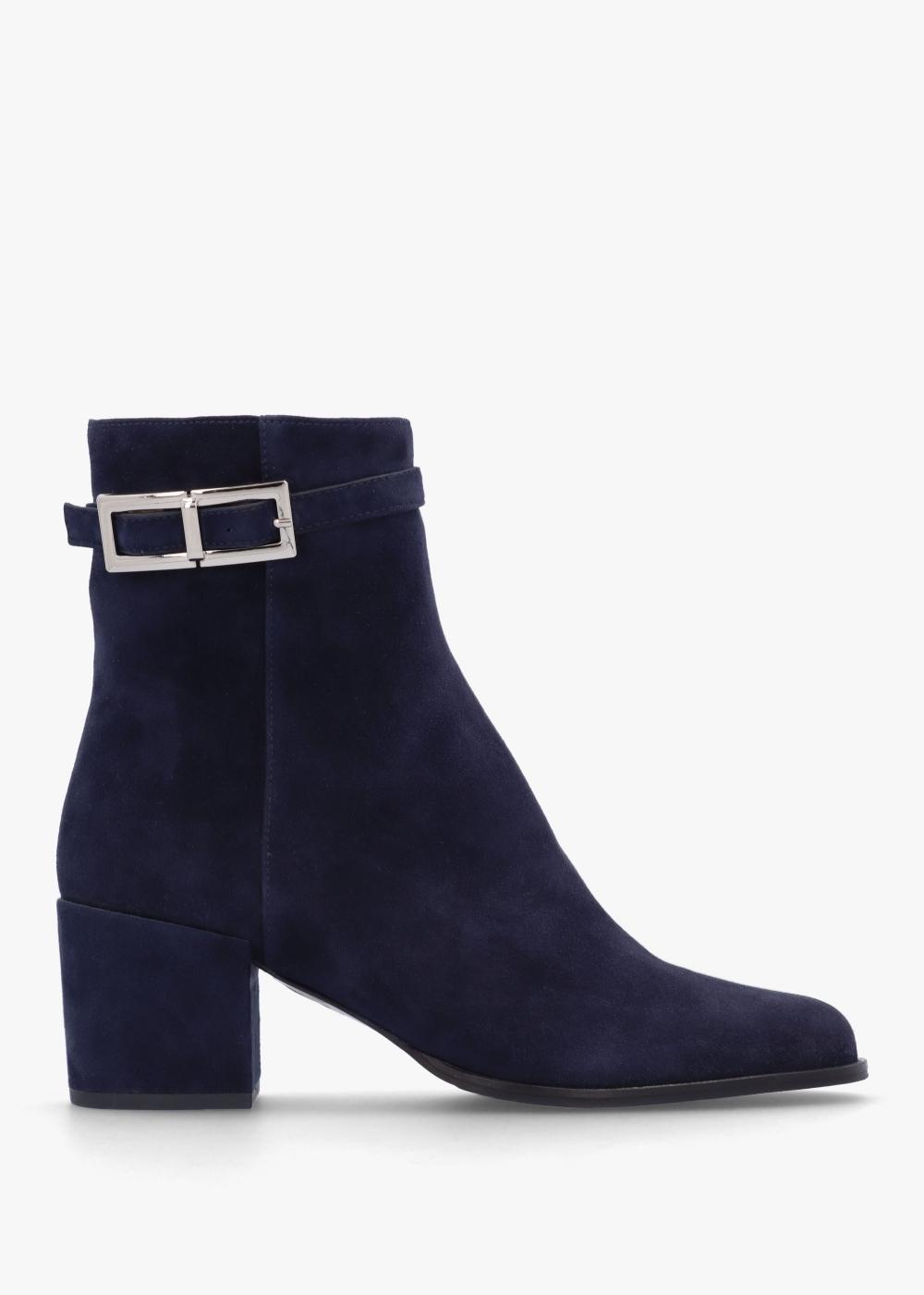Black boots with pearl heel 2025