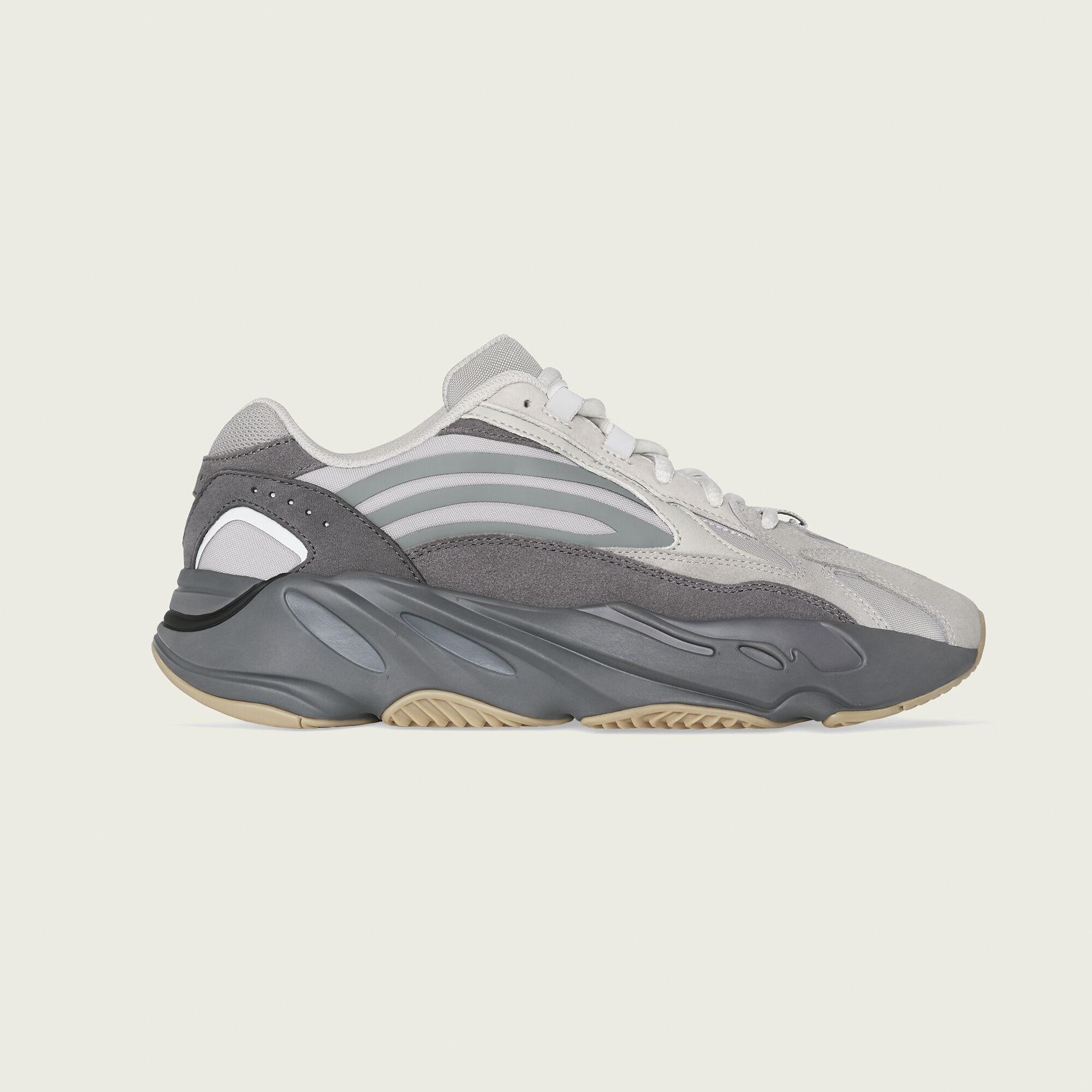 yeezy 700 v2 uk