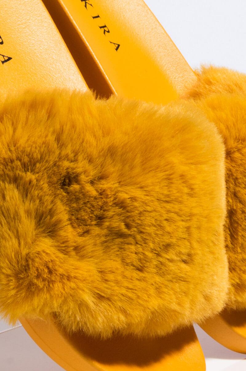 akira fur slides