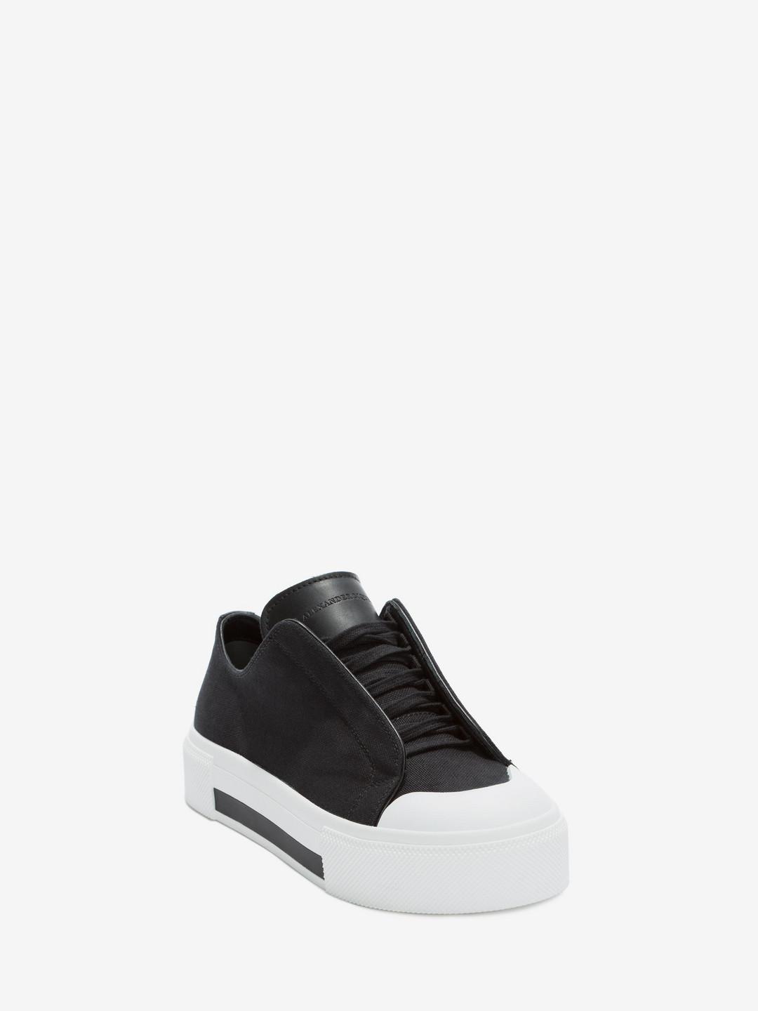 Low Cut Lace-up Sneakers in Black 