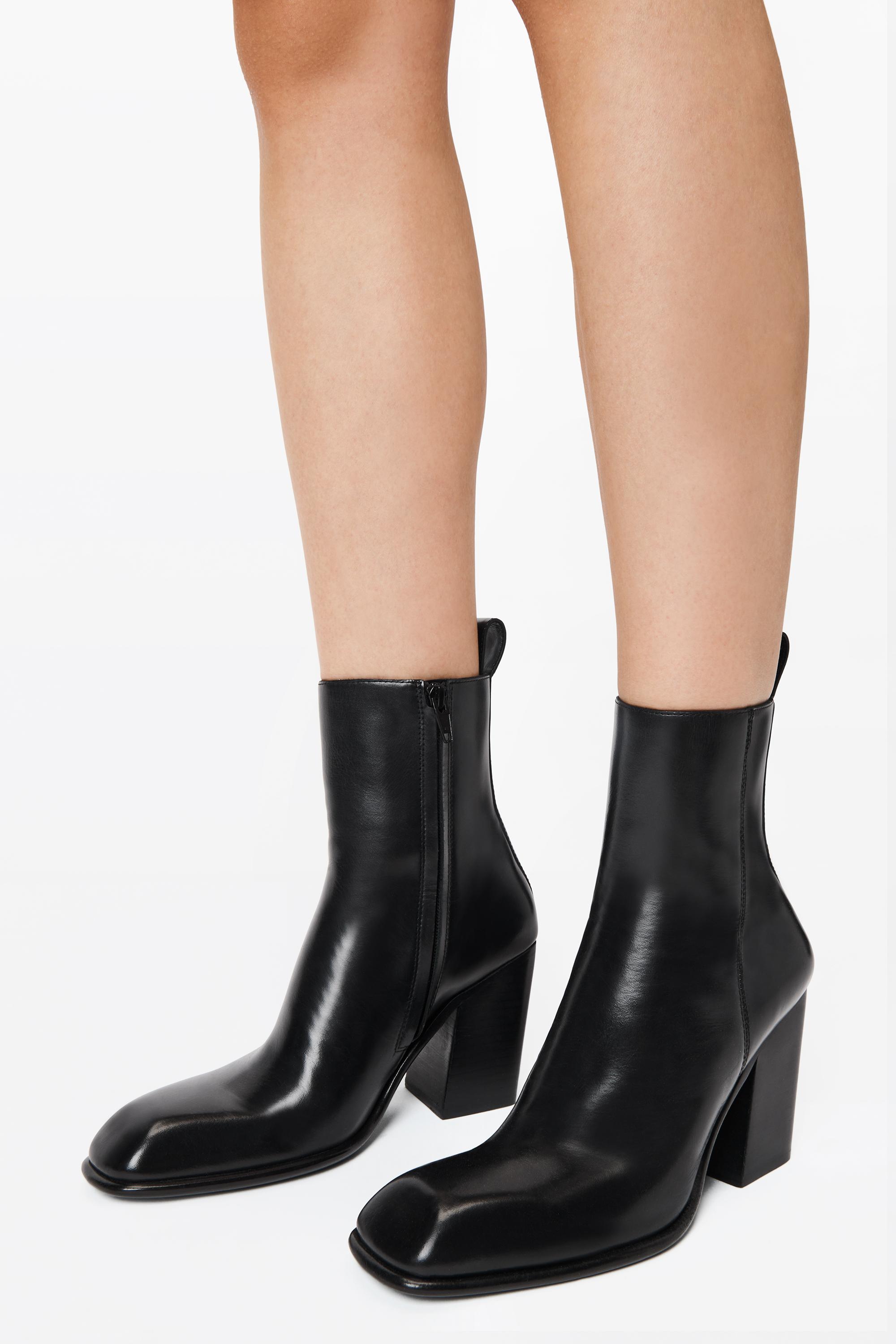 alexander wang ポインテッドトゥブーツ Alexander Wang Throttle 95mm Ankle Boot In Leather in Black