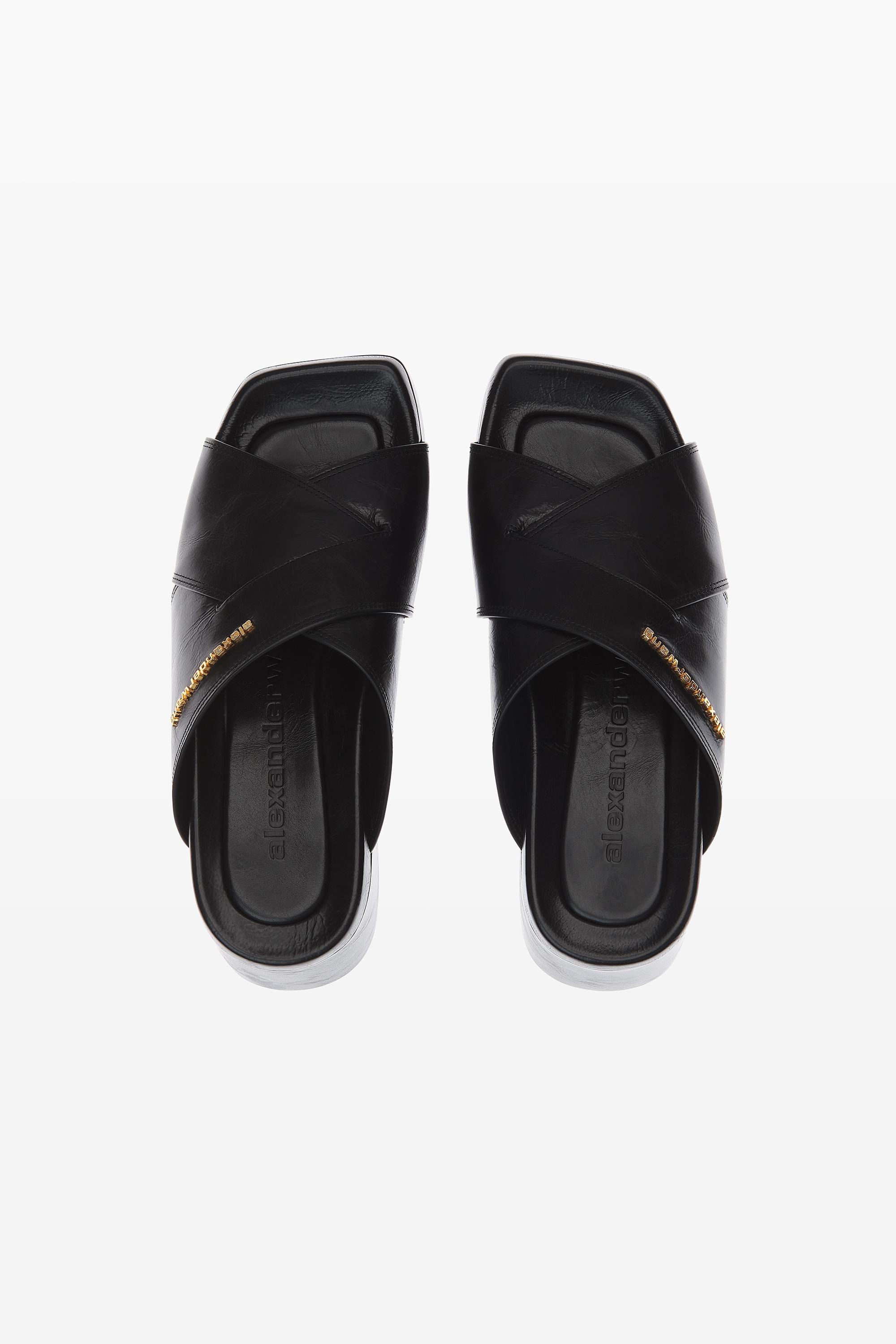 Alexander Wang ☆ブラック Float Criss-Cross ウェッジサンダル Alexander Wang Float Criss-cross Wedge Sandal in Black | REVOLVE