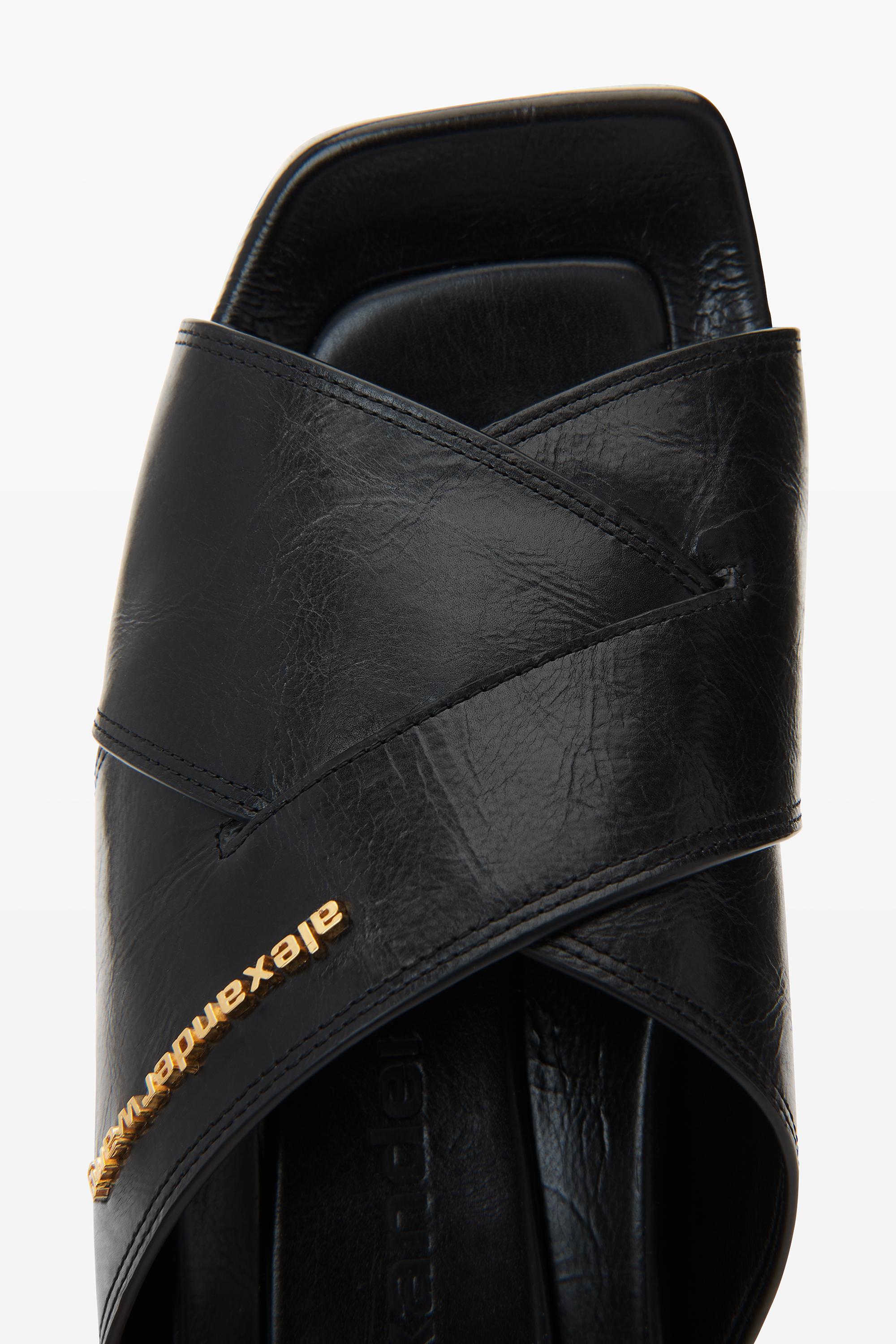 Alexander Wang ☆ブラック Float Criss-Cross ウェッジサンダル Alexander Wang Float Criss-cross Wedge Sandal in Black | REVOLVE
