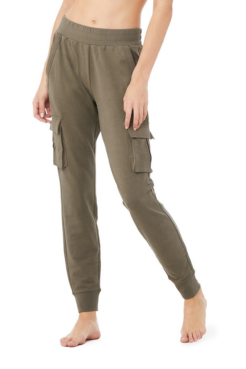 Alo Yoga Unwind Cargo Pants in Green | Lyst