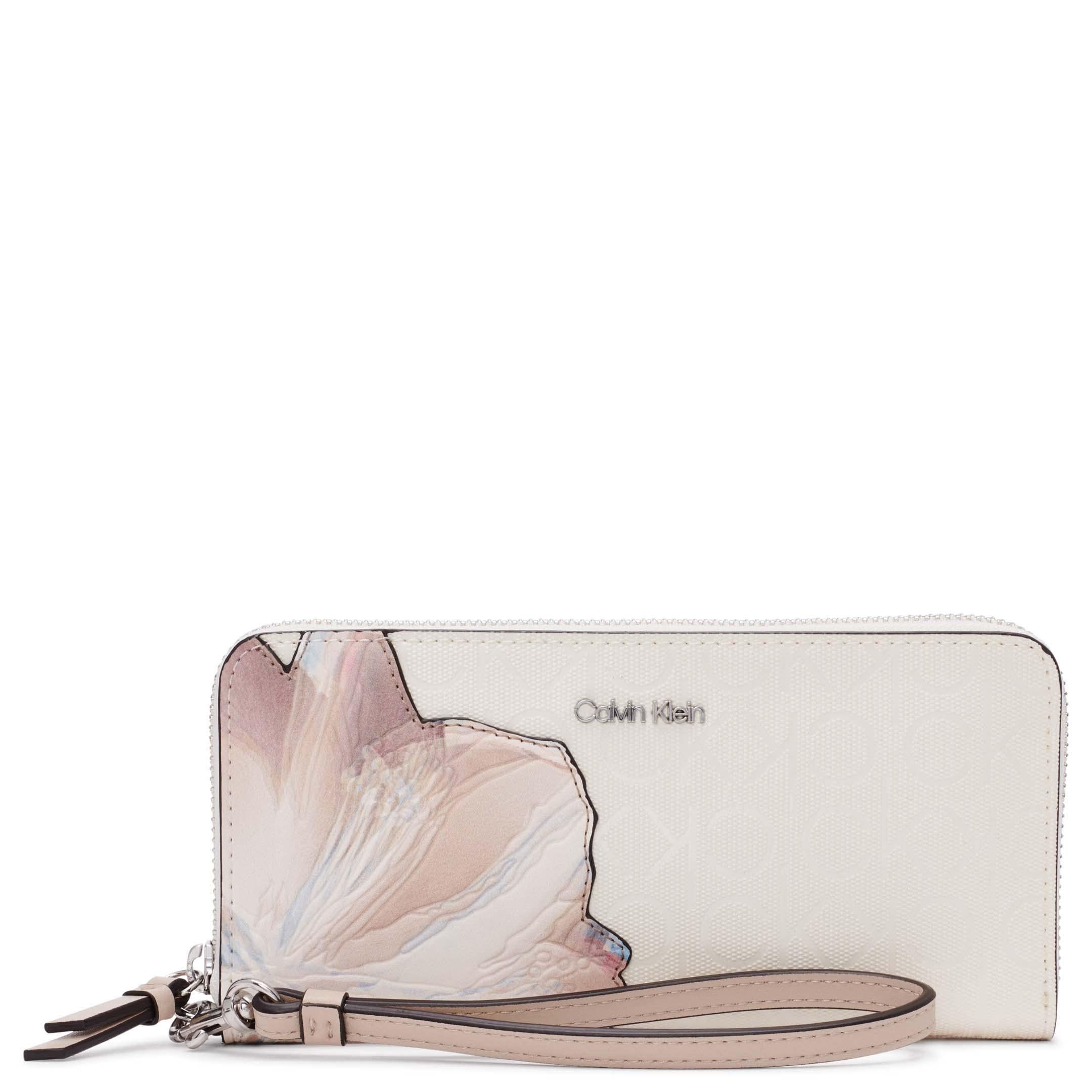viering Ecologie winnen Calvin Klein Key Item Saffiano Continental Zip Around Wallet With Wristlet  Strap in Pink | Lyst