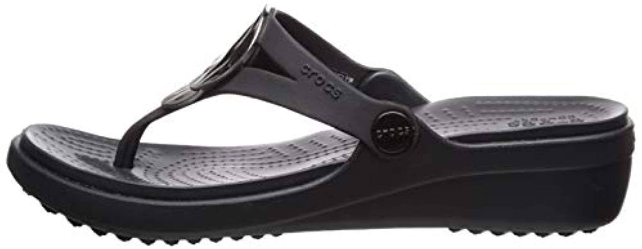 Crocsâ¢ Sanrah Liquid Metallic Wedge Flip Sandal in Black - Lyst