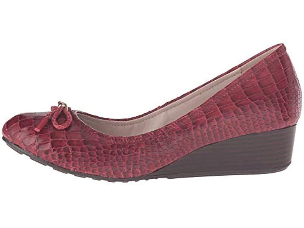 tali grand lace wedge