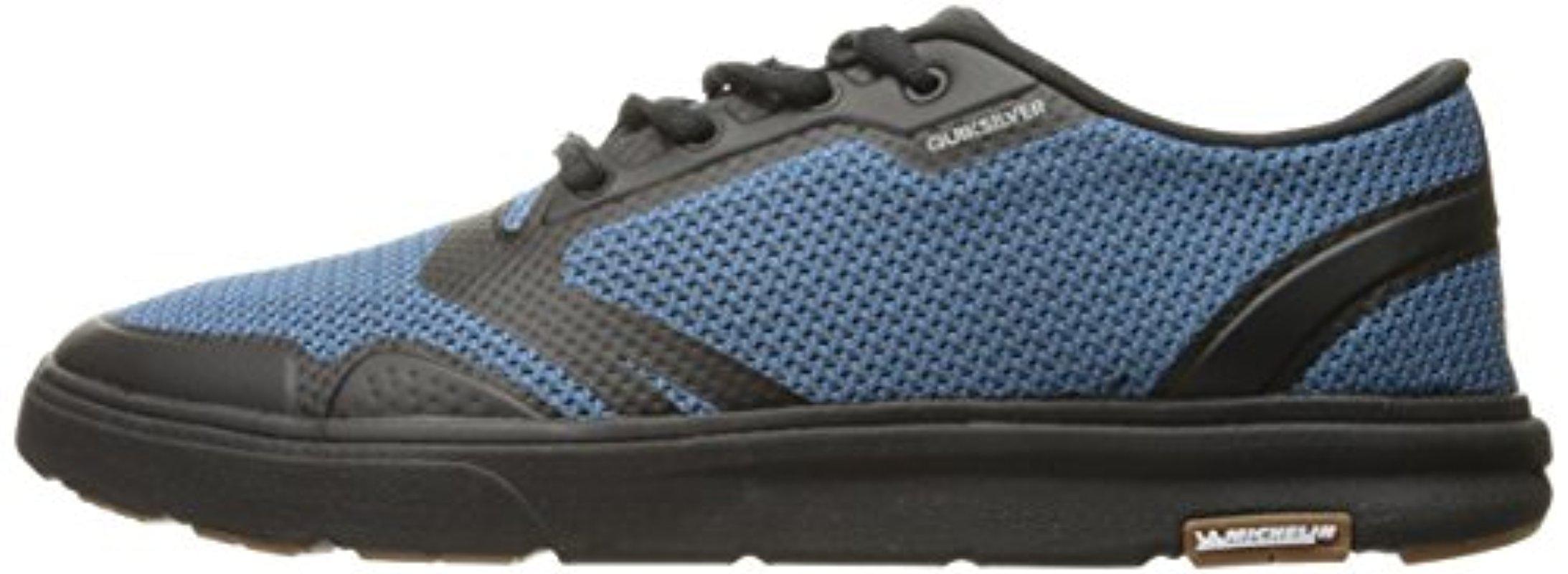 blundstone boots walking on a cloud