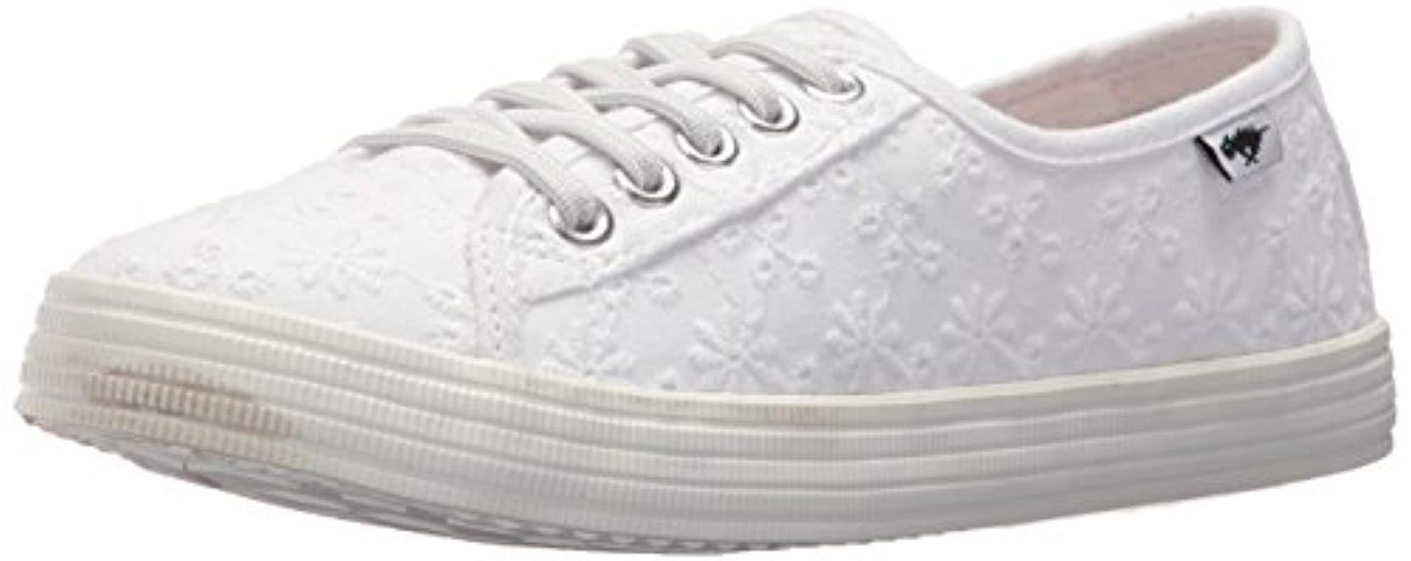 Emigrere Indsigt radikal Rocket Dog Chowchow Lucky Eyelet Cotton Sneaker in White | Lyst