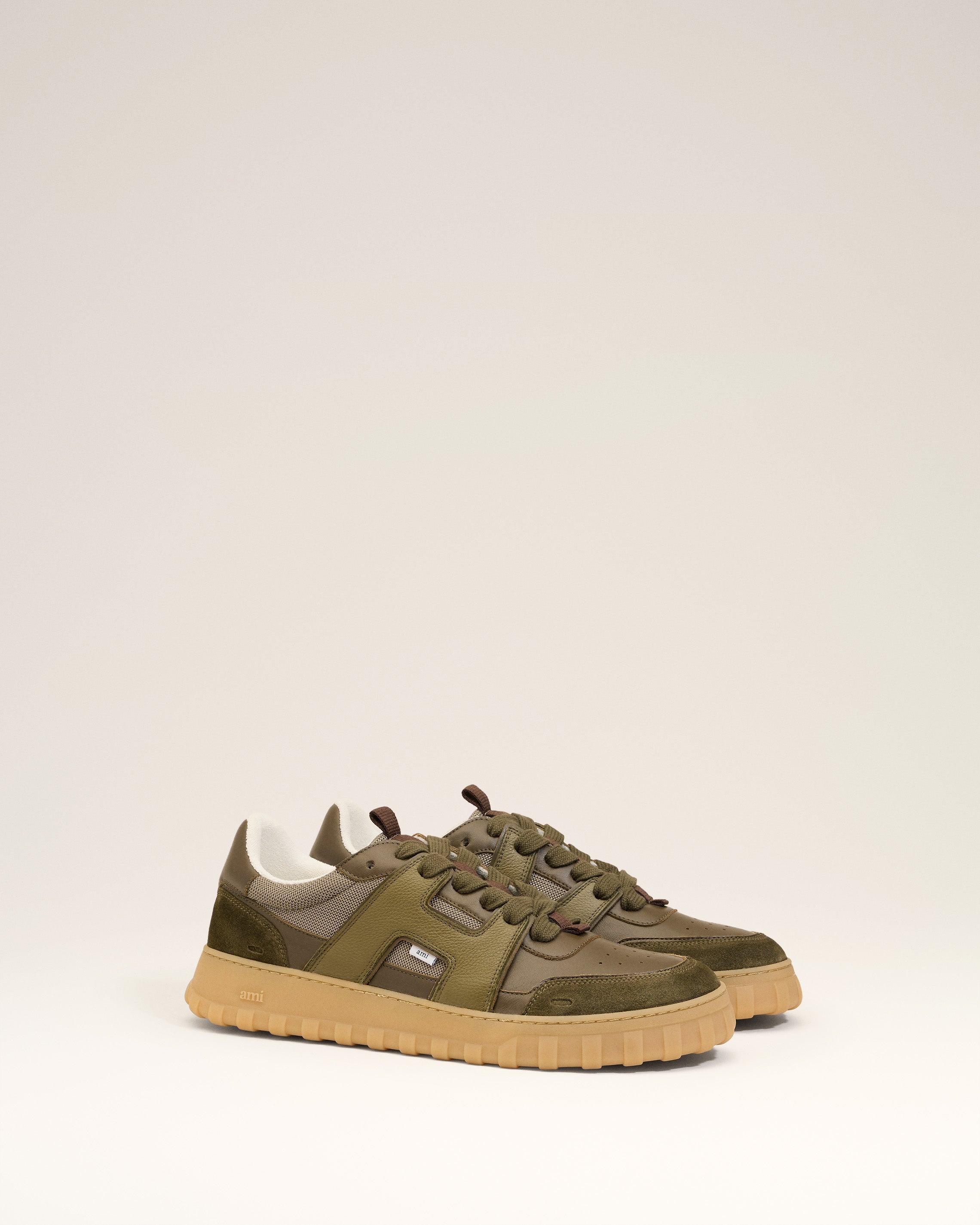 【関税込み】AMI Paris カーキ Ami 1980 スニーカー AMI Off-White Ami 1980 Sneakers - Casual Shoes - BeyondStyle