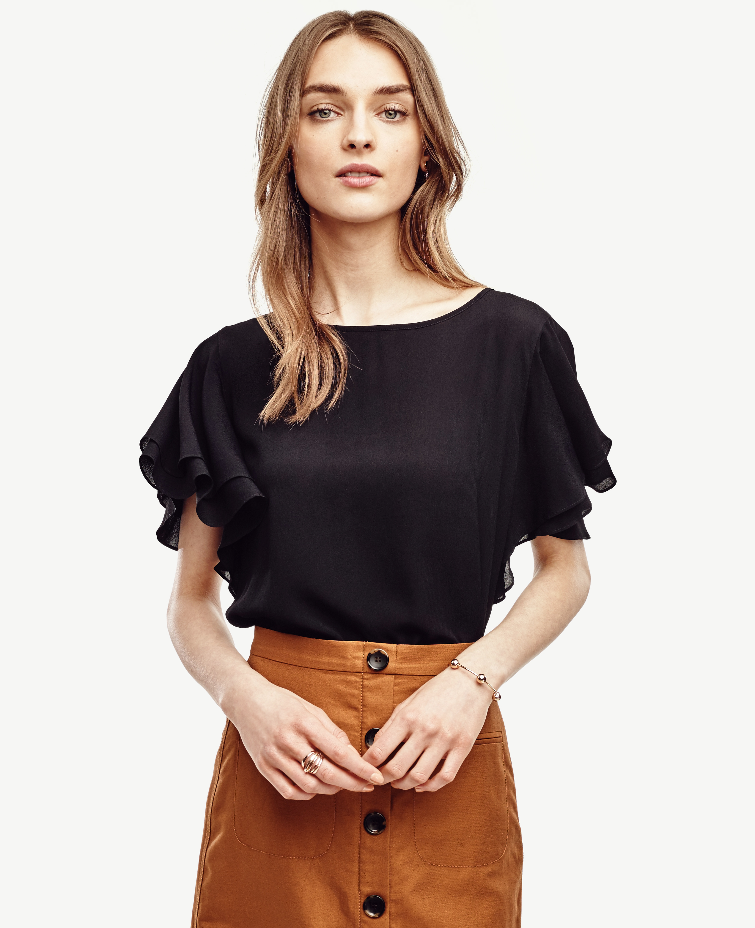 Profile Menu Really, Rachel knows what she likes, and that’s pencil skirts and pretty blouses. This time, she pairs them with nude pumps and a super-versatile leather tote.