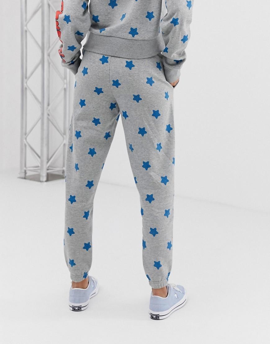 converse and sweatpants