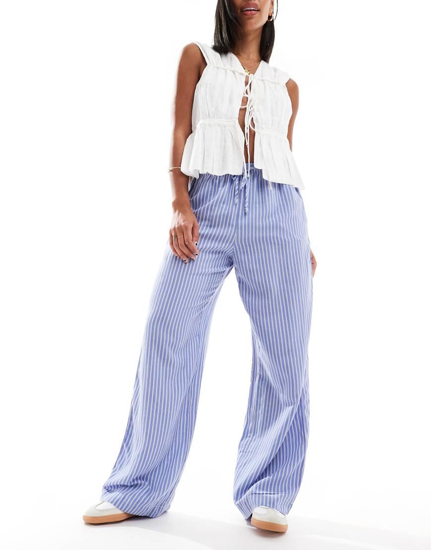 Pantaloni pitonati bershka deals