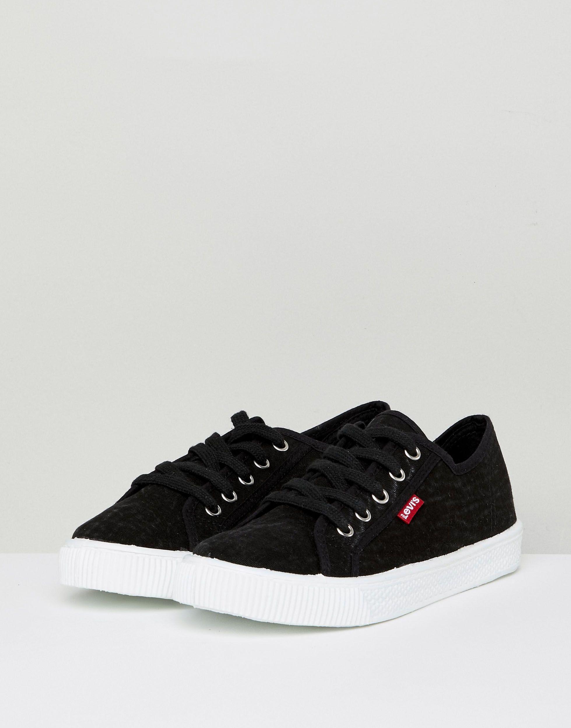 Levi's Canvas Schoenen Met Rood Label in het Zwart - Lyst