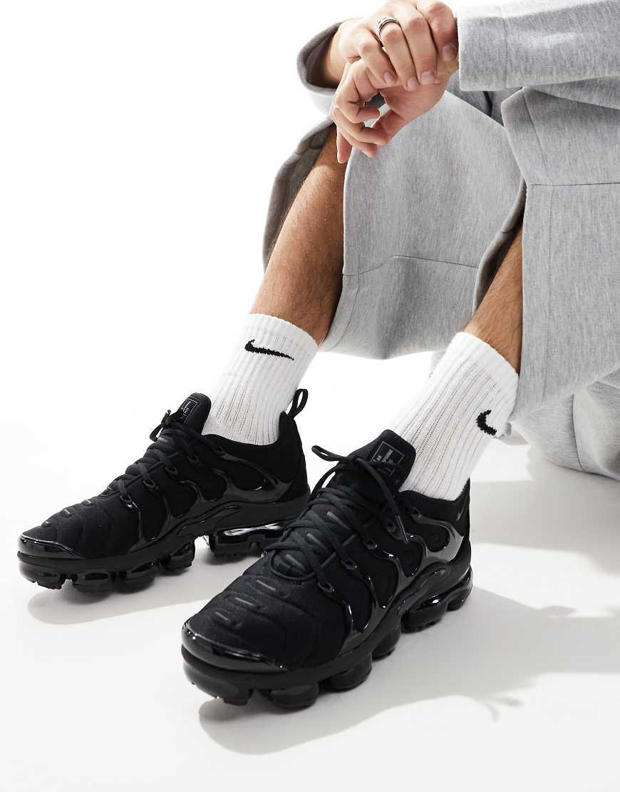 all black vapormax plus men
