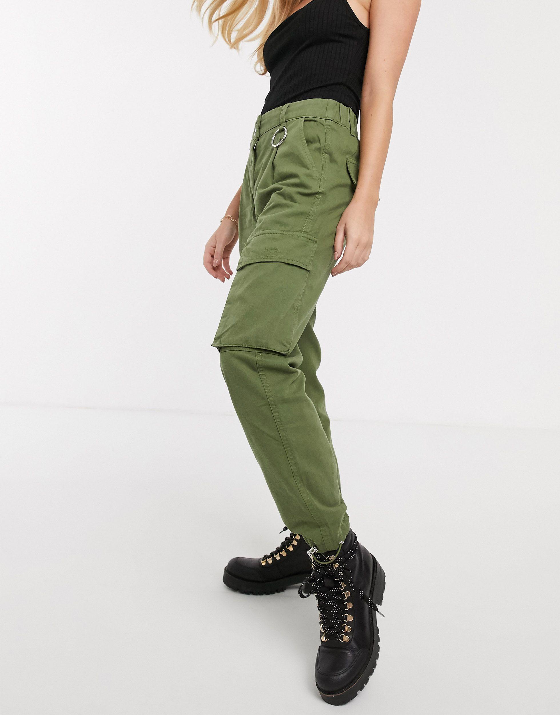 Pantalon kaki bershka sale