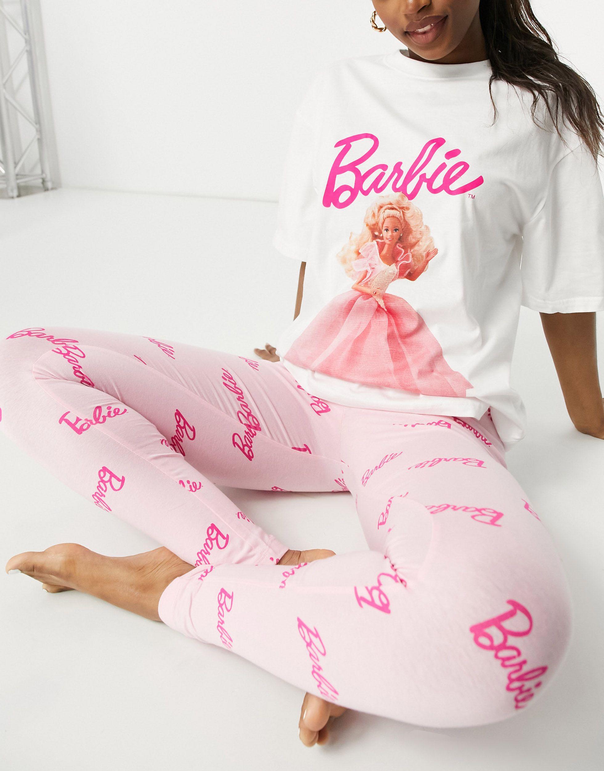 Barbie night out - pigiama con t-shirt e leggings bianco e rosa di ASOS in  Rosa | Lyst