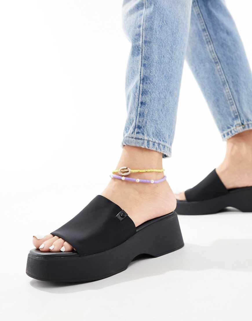 Sandalias Negras Estilo Chinelas Con Suela Gruesa Yassu De ALDO de