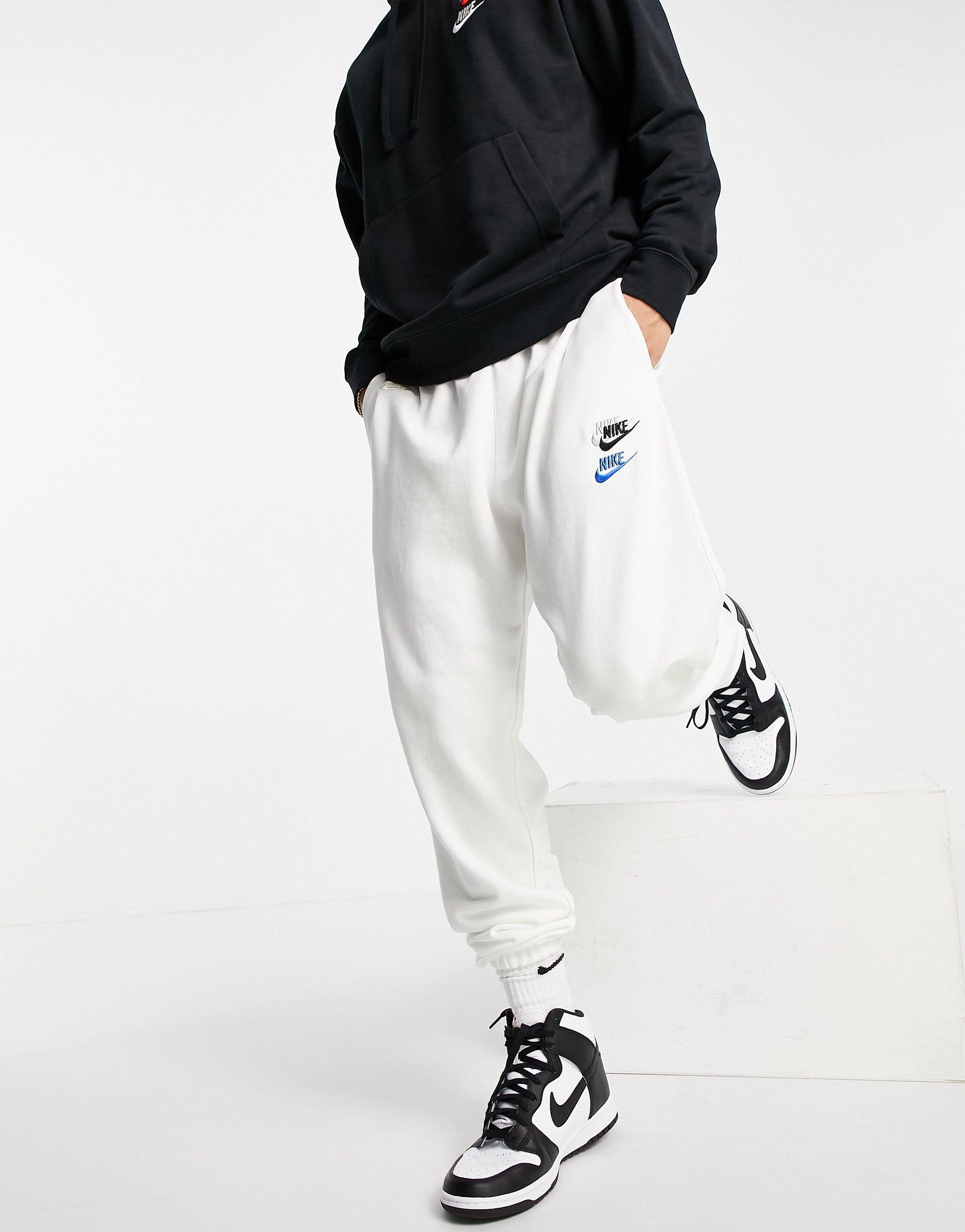 Essential - jogger casual en molleton avec logos multiples et chevilles  resserrées Nike pour homme en coloris Blanc | Lyst
