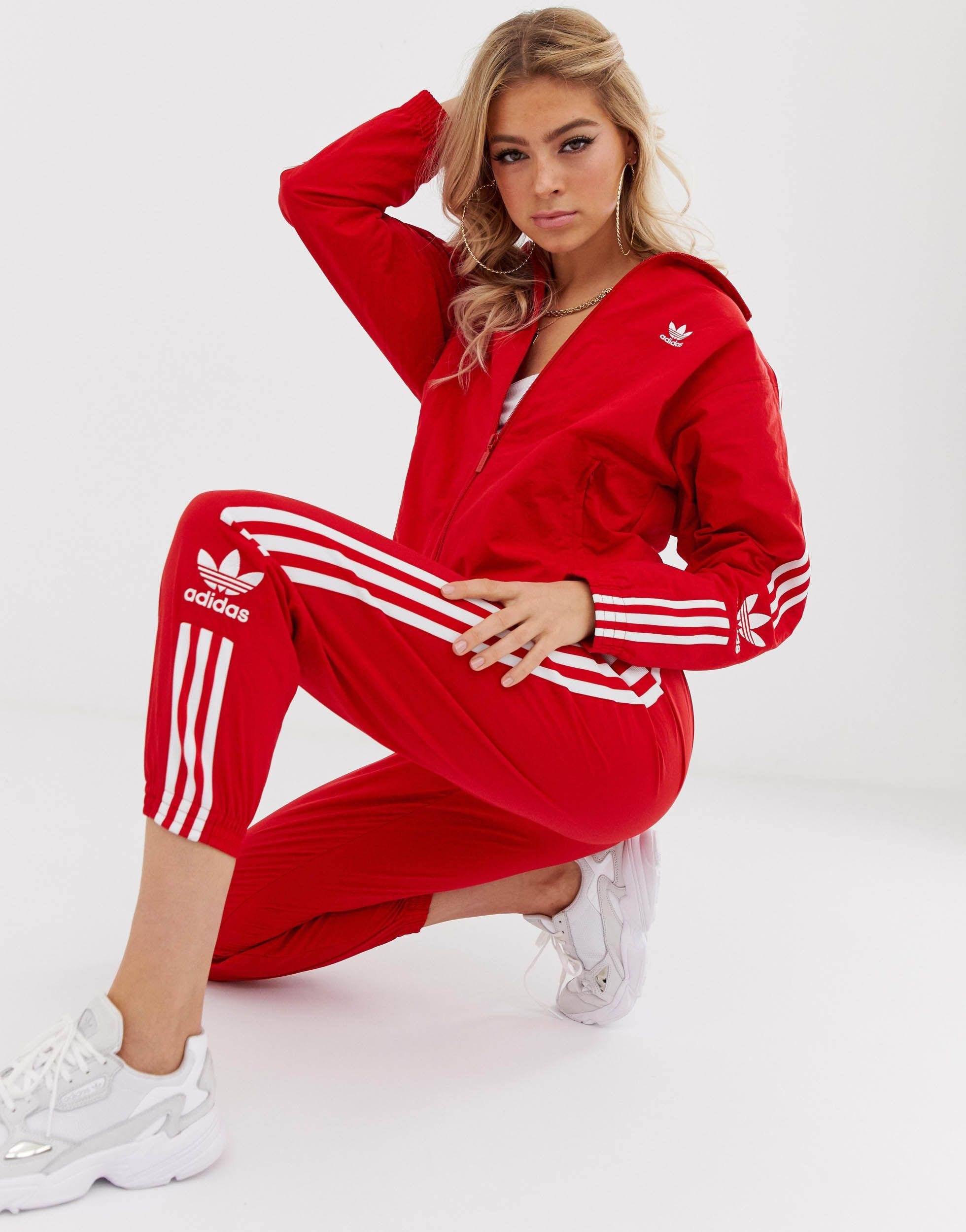 Красный спортивный костюм adidas