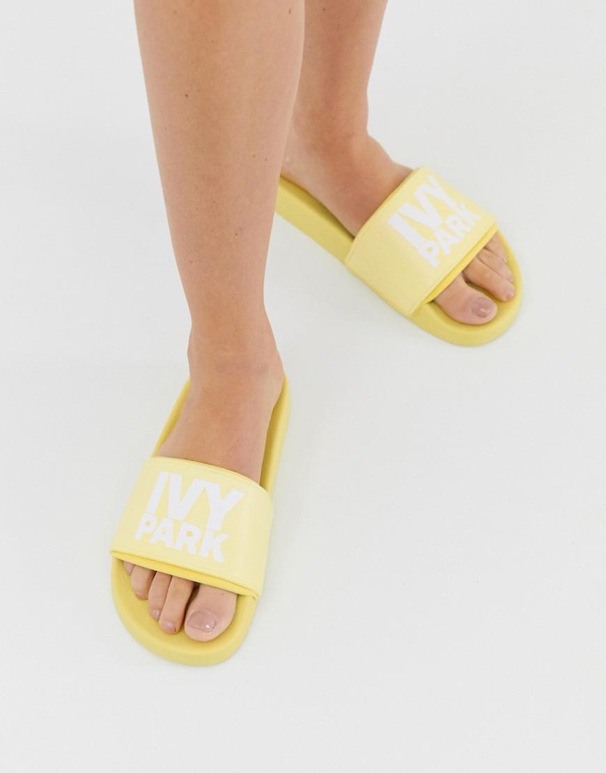 Sandalias con logo Ivy Park de color Amarillo | Lyst
